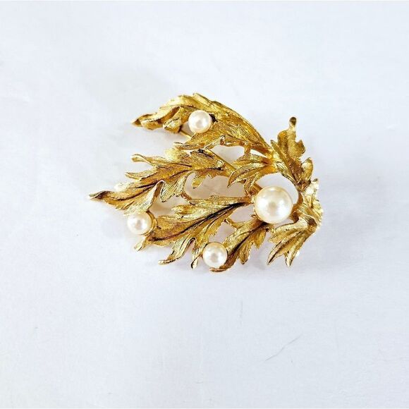 Vintage Richelieu Signed Seagrass Matte Textured Gold Tone Faux Pearl Brooch Pin - Picture 1 of 7